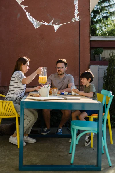 Familienfrühstück Zusammen Freien Heimischen Hinterhof — Stockfoto