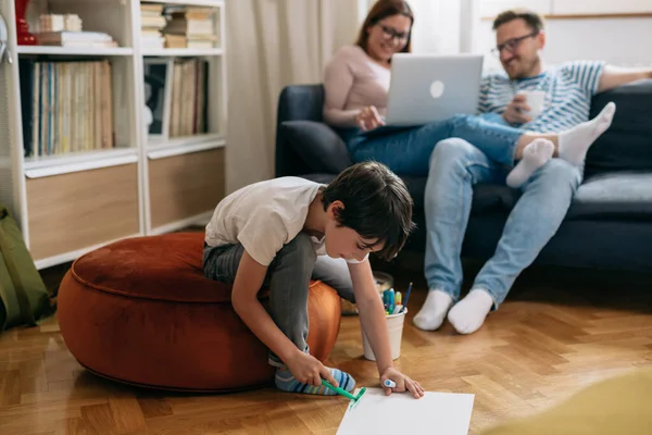 Familie Verbringt Zeit Zusammen Hause Junge Zeichnet Mutter Und Vater — Stockfoto