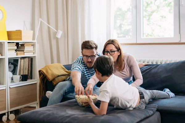 Familie Isst Popcorn Und Genießt Die Zeit Hause — Stockfoto