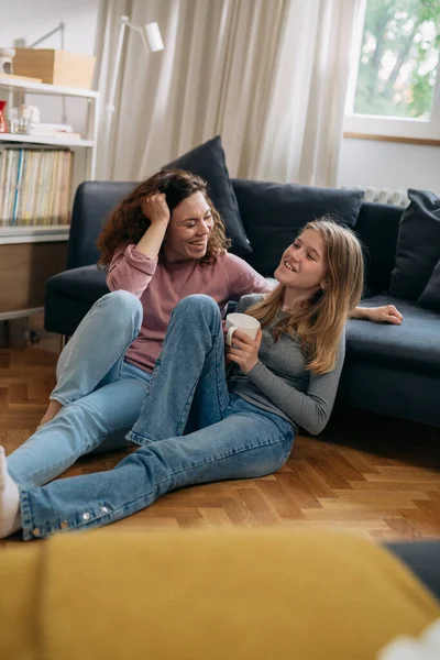 Mutter Und Teenager Tochter Gespräch Hause Auf Dem Boden Wohnzimmer — Stockfoto
