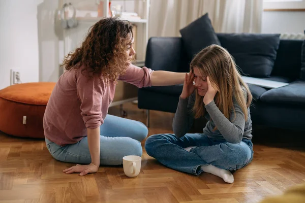 Anne ve kız evde konuşuyorlar.