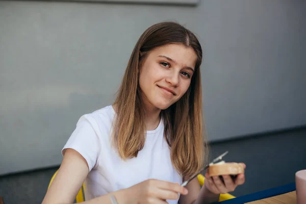 Portrait Caucasian Teenager Girl Having Breakfast — Stockfoto