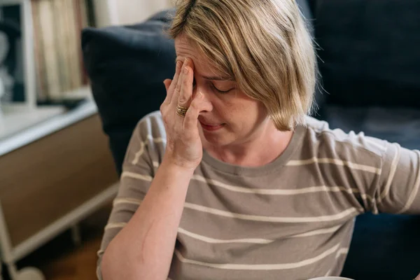 Baş ağrısı çeken orta yaşlı kadın portresi