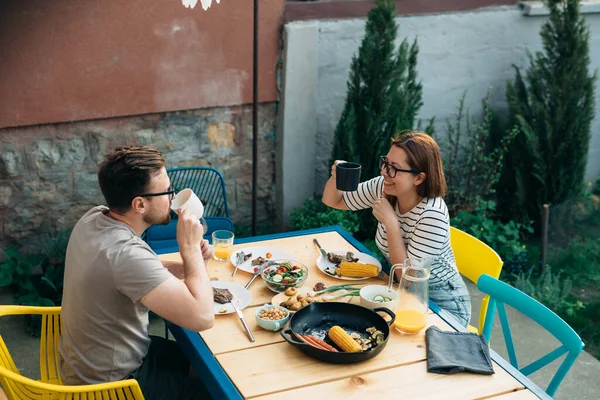 Couple Lunch Together Home Backyard — Stock Photo, Image