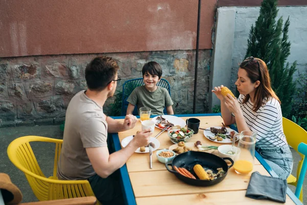 Счастливый Кавказский Семейный Обед Вместе Заднем Дворе — стоковое фото