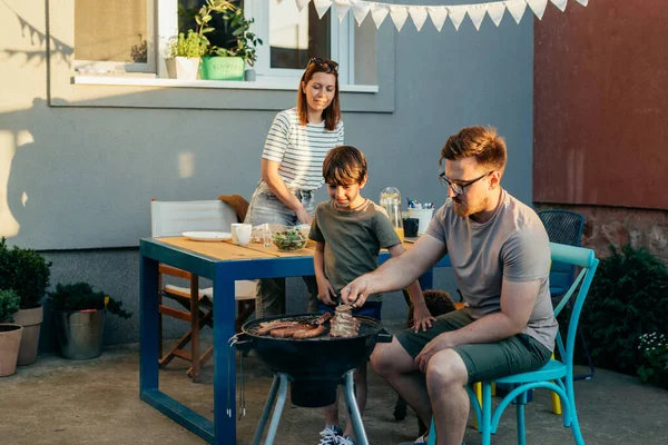 Family Three Preparing Barbecue Home Backyard — Stockfoto