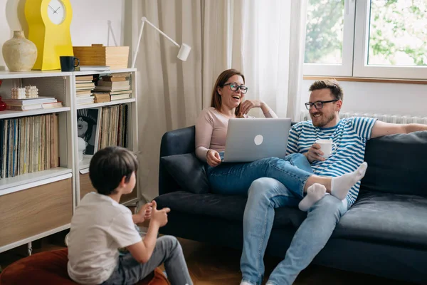 Glückliche Dreiköpfige Familie Genießt Die Zeit Hause — Stockfoto