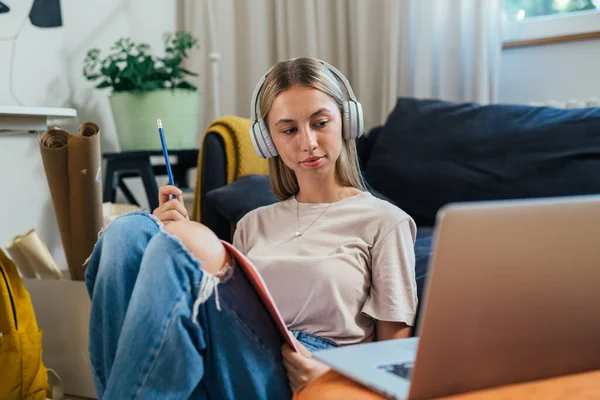 Teenager Girl Having Online Class Her Home — Stockfoto