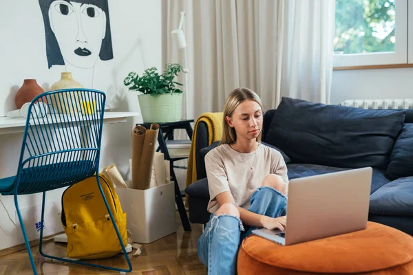 Young Teenager Girl Using Laptop Her Room — 스톡 사진