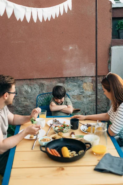 Dreiköpfige Familie Beim Mittagessen Freien Garten Junge Weigert Sich Essen — Stockfoto