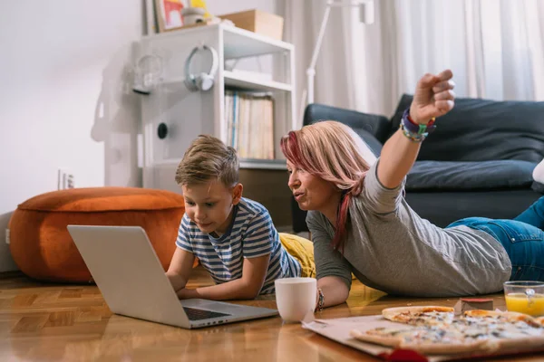 Mutter Und Sohn Schauen Sich Film Hause Auf Laptop — Stockfoto