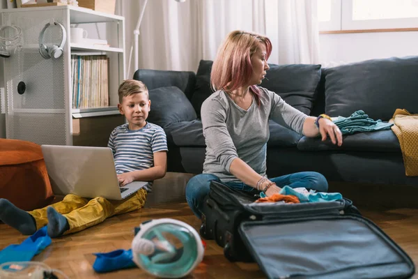 Mutter Und Sohn Packen Koffer Für Den Sommerurlaub — Stockfoto