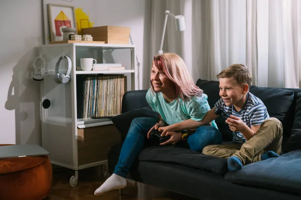 Mutter Und Sohn Spielen Hause Videospiele — Stockfoto