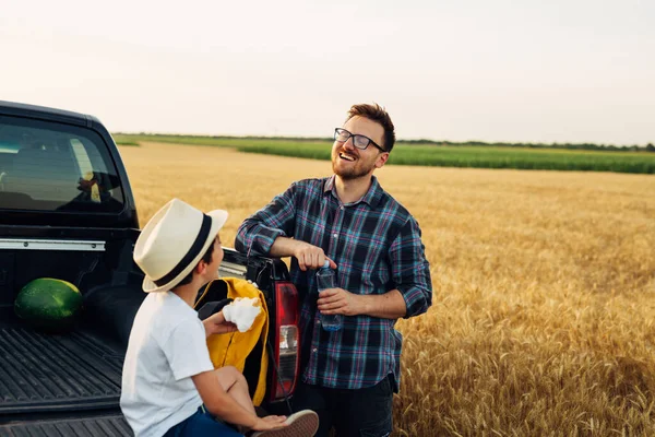 Vater Und Sohn Zusammen Auf Einem Weizenfeld Ernte Begutachten — Stockfoto