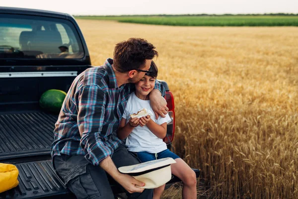 Father Son Sits Truck Trunk Outdoor Field Father Kisses His — Stok fotoğraf