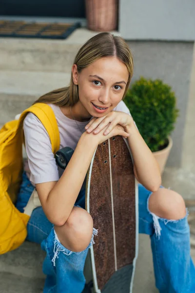 Teenager Caucasian Girl Sitting Front Stairs Home Holding Her Skateboard — Stockfoto