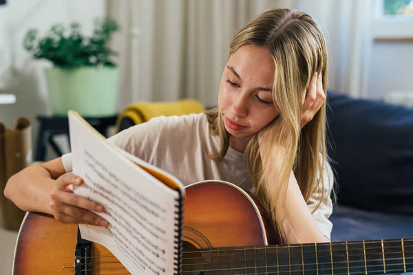 Дівчина Підліток Вчиться Грати Акустичній Гітарі Вдома — стокове фото