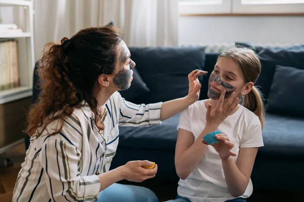 Mutter Und Tochter Tragen Hause Kosmetische Gesichtsmaske Aus Ton Auf — Stockfoto