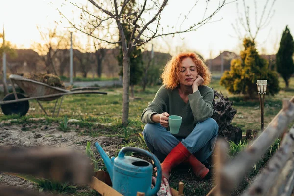 Mujer Adulta Sentada Jardín Trasero Bebiendo Café Después Flores Jardinería — Foto de Stock