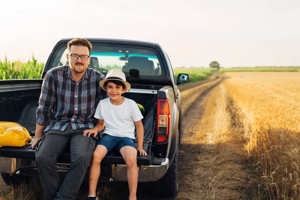 Father Son Sits Trunk Truck Wheat Field — Stock fotografie