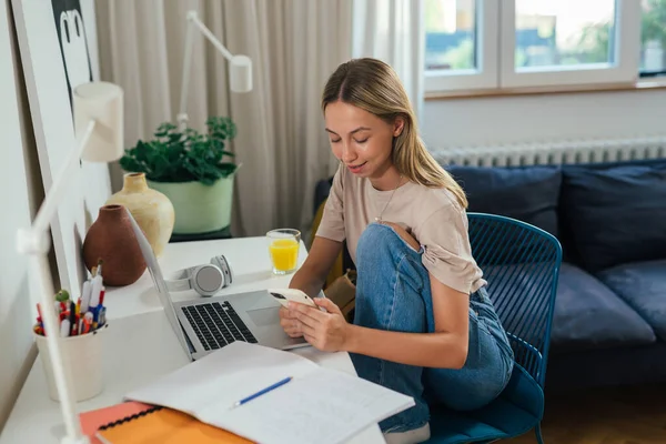 Student Girl Siting Her Room Studying She Using Her Mobile — Stockfoto