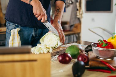 Mutfakta lahana kesen adama yaklaş.