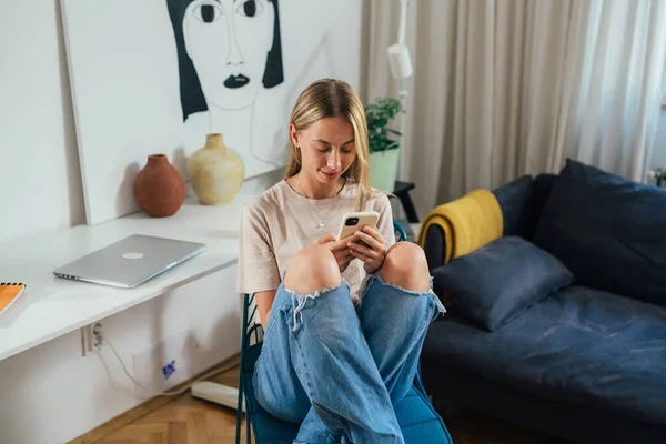 Teenager Using Smartphone Sitting Room Her Home — Stockfoto