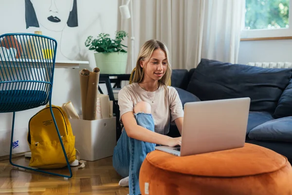Teenager Girl Using Laptop Computer Home — Stok fotoğraf