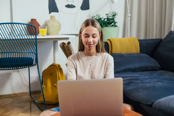 Teenager Girl Using Laptop Computer Home — Stockfoto