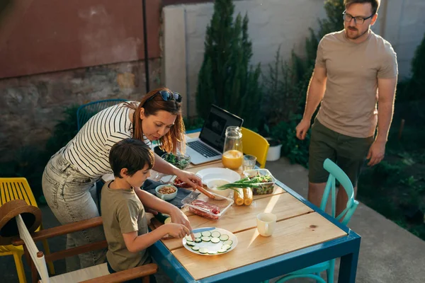 Glückliches Kaukasisches Familienessen Hinterhof — Stockfoto