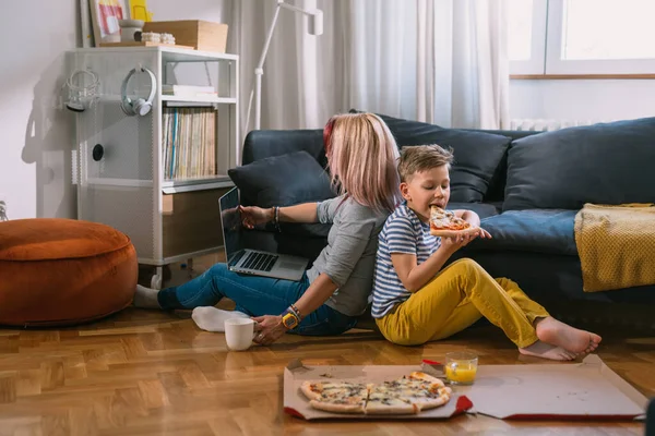 Mother Son Sitting Floor Living Room Eating Pizza — Stockfoto