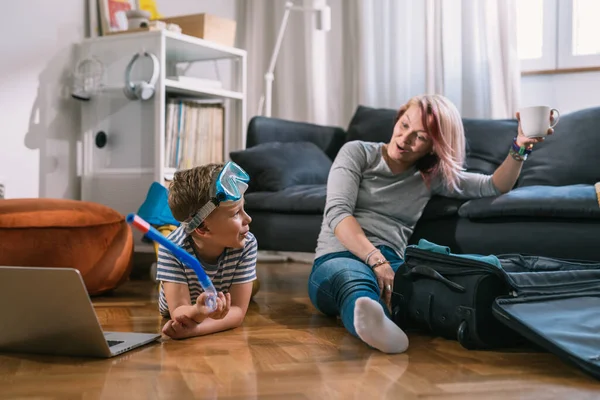 Mother Son Talking Living Room While Packing Suitcase Summer Vacation — Φωτογραφία Αρχείου