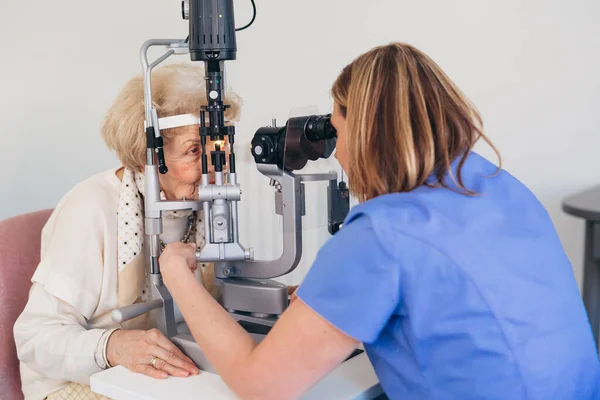 Starší Žena Kontroluje Její Zrak Klinice — Stock fotografie
