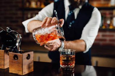 close up of barman preparing cocktail in nightclub
