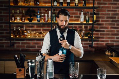 Barmen barda içki hazırlıyor.
