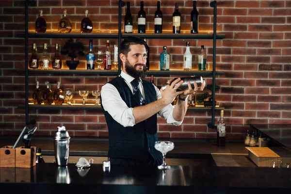 Primo Piano Del Barista Che Prepara Cocktail Discoteca — Foto Stock