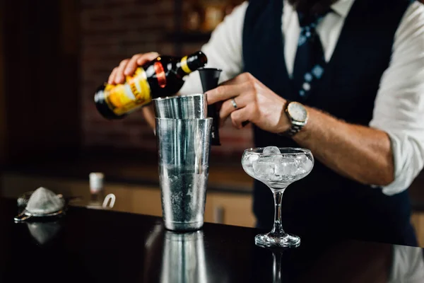 Close Barkeeper Preparing Drinks Nightclub — Foto Stock