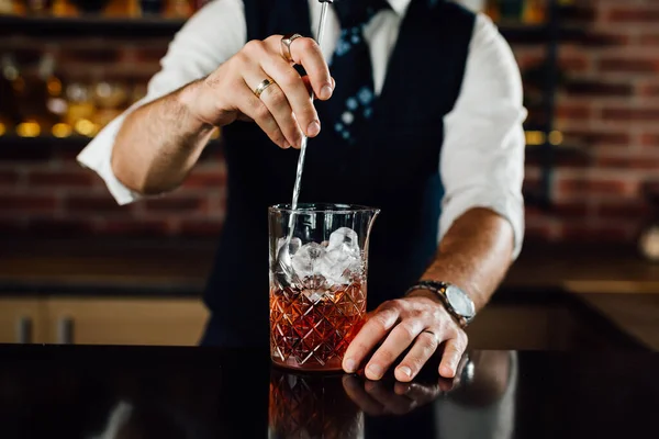 Closeup Barman Mixing Cocktail — Fotografia de Stock