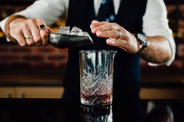 Close Bartender Adding Ice Glass — Zdjęcie stockowe
