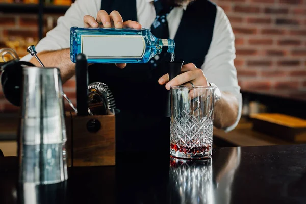 Close Barman Pouring Alcohol Glass — Foto Stock