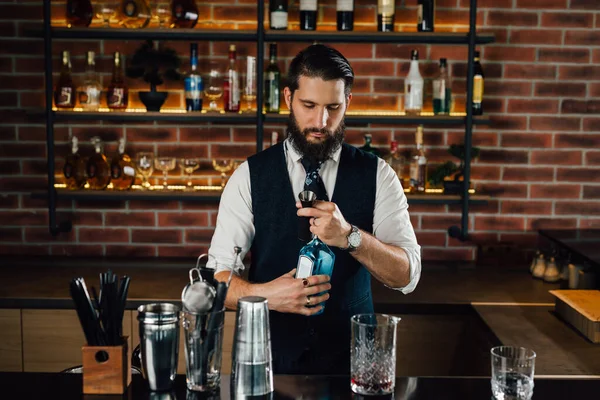 Barmen Barda Içki Hazırlıyor — Stok fotoğraf