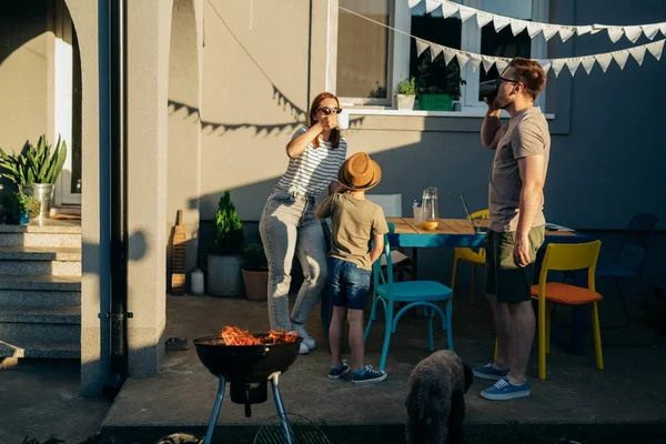 Family Having Barbecue Party Backyard — Stok fotoğraf