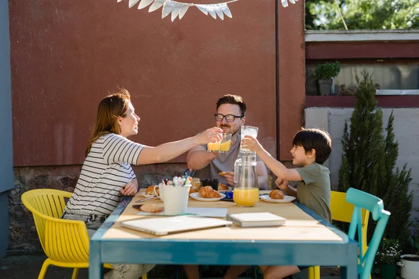 Family Cheers Coffee Orange Juice While Having Breakfast Outdoor Backyard — Stockfoto