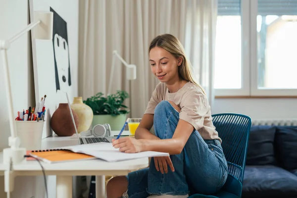 Female Studying Her Room — Stockfoto