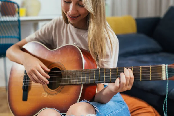 Крупним Планом Жіночий Підліток Грає Акустичній Гітарі Вдома — стокове фото