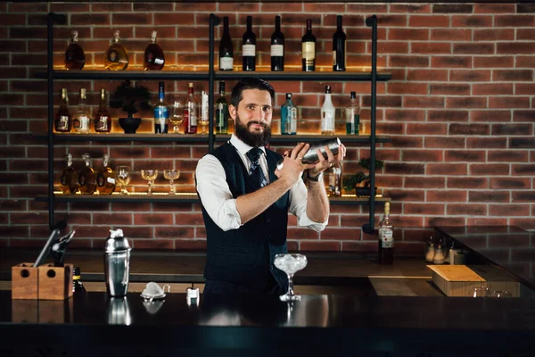 Barman Agitando Coquetéis Bar — Fotografia de Stock