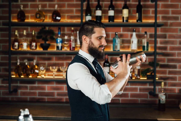 Vista Laterale Del Barman Che Scuote Cocktail — Foto Stock
