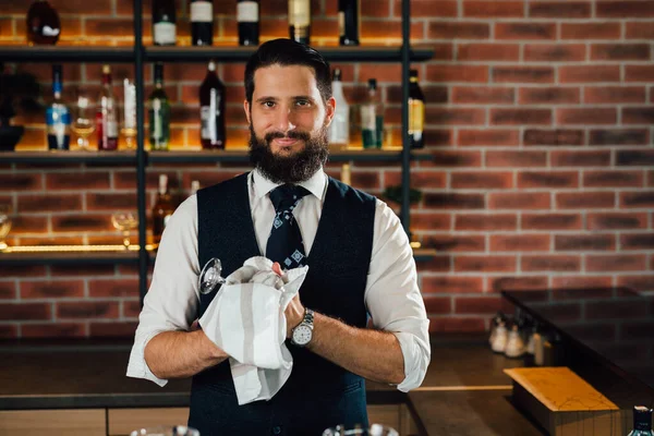 Kavkazský Barman Čistící Brýle Kavárně — Stock fotografie