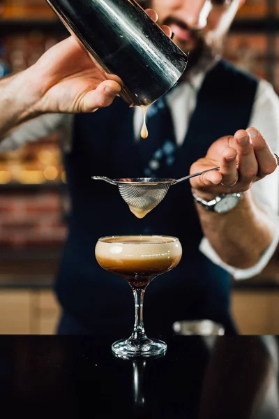 Primer Plano Barman Preparando Cóctel Bar —  Fotos de Stock