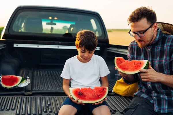 Vater Und Sohn Essen Wassermelone — Stockfoto